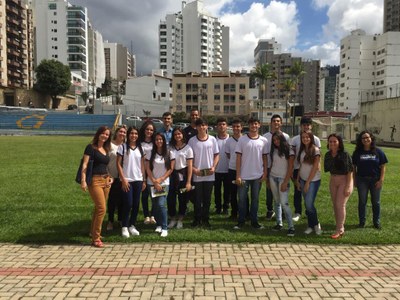 Faculdade recebe alunos do IMEC, de Carangola