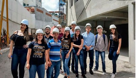 Alunos fazem visita técnica em construtora acompanhados por professor e coordenador
