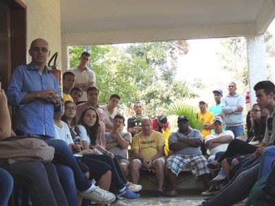 ALUNOS DO COLÉGIO VISITAM CENTRO DE ASSISTÊNCIA A TOXICÔMANOS ALUNOS DO COLÉGIO VISITAM CENTRO DE ASSISTÊNCIA A TOXICÔMANOS
